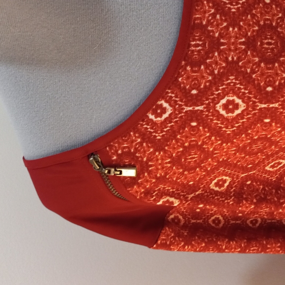 NWT Catherines Rusty/Red Knit Top with Faux Zippers. Size 3 X - Picture 2 of 8